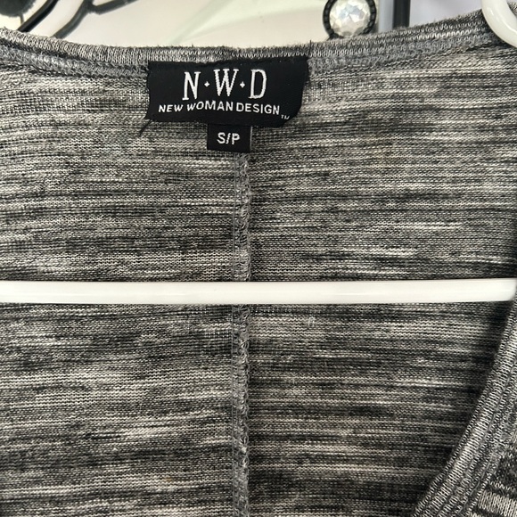 New  Women Design Top-S - Picture 3 of 3